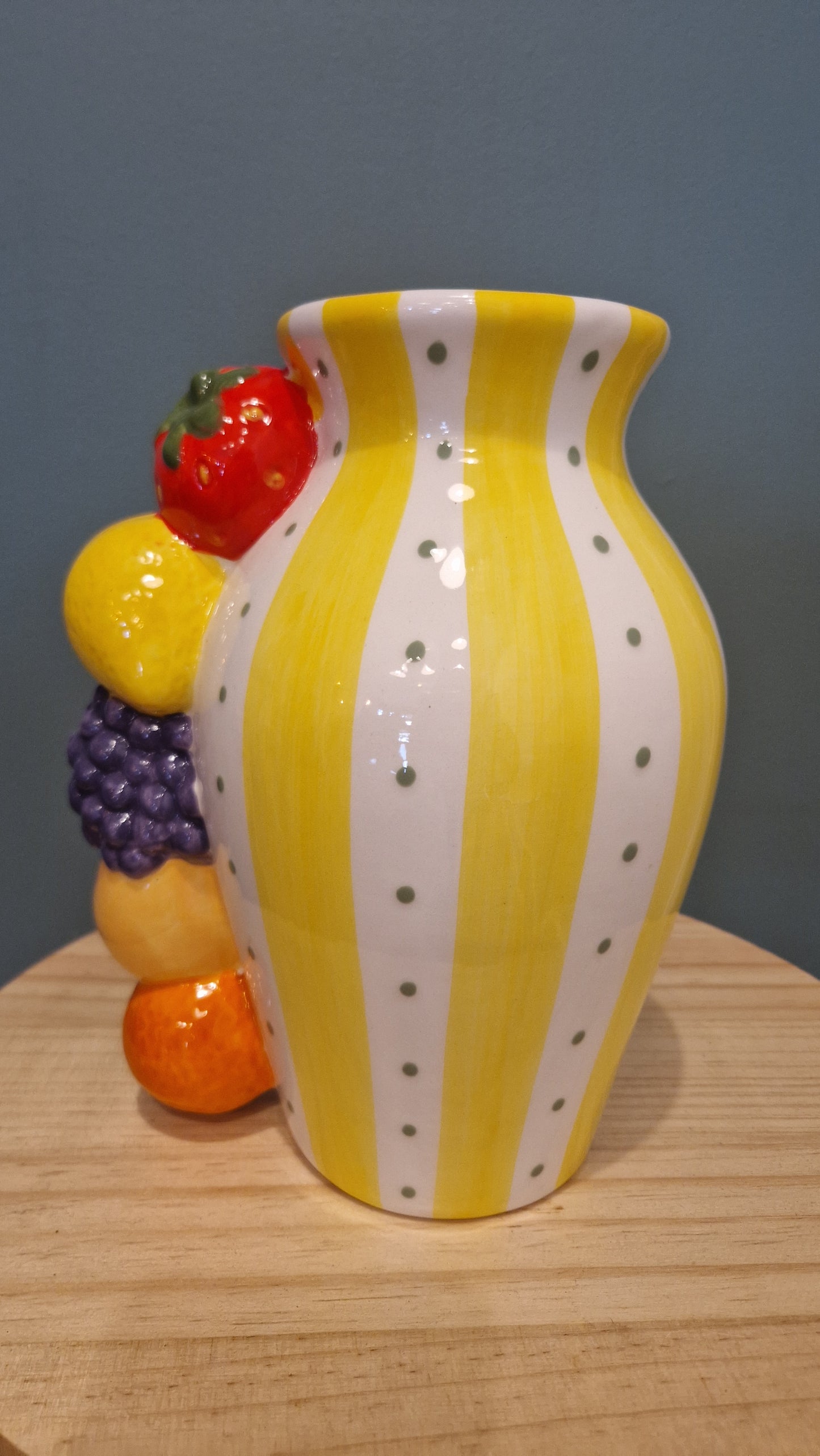 Vase fruit